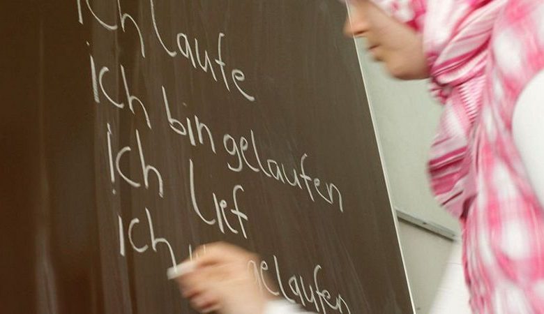 ألغت المحكمة الدستورية بالنمسا قانونا يحظر على أطفال المدارس الابتدائية ارتداء أغطية رأس دينية معينة. وقالت إن القانون يستهدف الحجاب وينتهك حقوق الحرية الدينية.