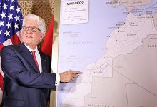 قدم سفير الولايات المتحدة الأمريكية في المغرب ديفيد فيشر، أمس السبت بالرباط، خريطة المغرب التي تشمل الأقاليم الجنوبية، والتي اعتمدتها رسميا الحكومة الأمريكية.