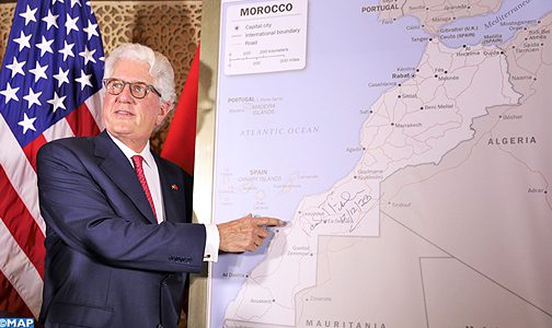 قدم سفير الولايات المتحدة الأمريكية في المغرب ديفيد فيشر، أمس السبت بالرباط، خريطة المغرب التي تشمل الأقاليم الجنوبية، والتي اعتمدتها رسميا الحكومة الأمريكية.