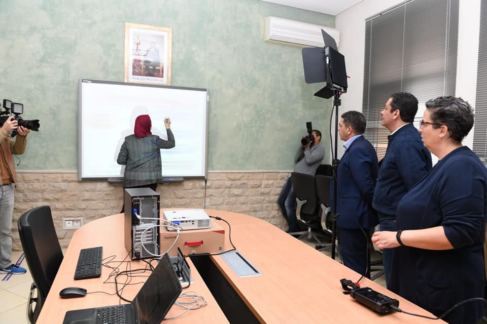 تم، أمس الخميس، تتويج 52 مبادرة متميزة في مجال الإنتاج التربوي الرقمي المفتوح الخاص بمجالي الدعم المؤسساتي ومتابعة الدراسة عن بعد، وذلك خلال حفل افتراضي بالرباط.