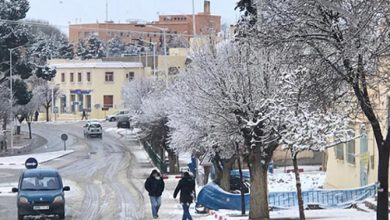 أفادت مديرية الأرصاد الجوية الوطنية بأن عددا من مناطق المملكة ستشهد تساقطات ثلجية مهمة وموجة برد مصحوبة برياح محليا قوية ابتداء من يوم غد الجمعة إلى غاية الأحد المقبل، بعدد من مناطق المملكة.