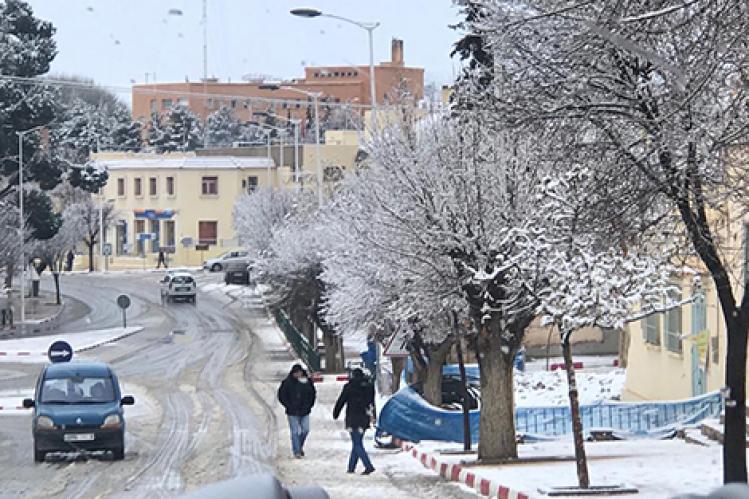 أفادت مديرية الأرصاد الجوية الوطنية بأن عددا من مناطق المملكة ستشهد تساقطات ثلجية مهمة وموجة برد مصحوبة برياح محليا قوية ابتداء من يوم غد الجمعة إلى غاية الأحد المقبل، بعدد من مناطق المملكة.