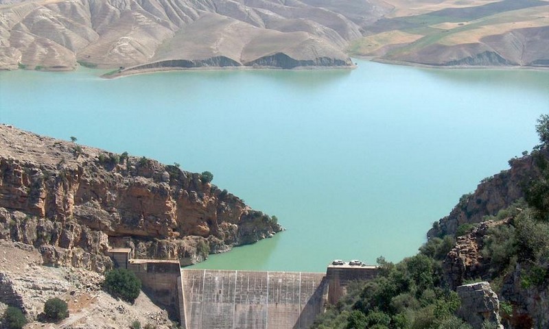 أفادت المديرية العامة للماء التابعة لوزارة التجهيز والنقل واللوجستيك والماء أن حقينات السدود الرئيسية للمملكة بلغت إلى غاية 14 يناير 2021 أزيد من 6,9 مليار متر مكعب، مسجلة بذلك معدل ملء يقدر ب 44,4 في المائة. + A - A وأوضحت المديرية أن هذا المستوى أقل من 7.67 مليار متر مكعب (نسبة ملء 49.2 في المائة) المسجل خلال نفس الفترة من السنة المنصرمة. وسجل سد الوحدة بإقليم وزان نسبة ملء بلغت 64.7 في المائة مقابل 59.4 في المائة في نفس الفترة من سنة 2020 بمنسوب بلغ 2.27 مليار متر مكعب. وبلغت نسبة ملء سد المسيرة (إقليم سطات) 12.5 في المائة (331.2 مليون متر مكعب)، بينما ارتفعت نسبة ملء سد الشريف الإدريسي من 43.5 في المائة إلى 91,7 في المائة. في المقابل ، انخفضت نسبة ملء سدي بين الويدان وإدريس الأول على التوالي إلى 21.1 في المائة (256 مليون متر مكعب) و 63.4 في المائة (716 مليون متر مكعب. من جهته ، سجل سد سيدي محمد بن عبد الله منسوبا يقدر ب623.3 مليون متر مكعب أي بنسبة ملء 63.9 في المائة ، بينما سجل سد أحمد الحنصالي (إقليم بني ملال) حجما يقدر ب 148.5 مليون متر مكعب بنسبة (22.2 في المائة).