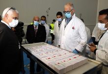  أفادت وزارة الصحة بأن المغرب توصل، اليوم الأربعاء، بأول دفعة من لقاح سينوفارم الصيني للتطعيم ضد وباء “كوفيد -19”. وذكرت بأن لقاح سينوفارم ح