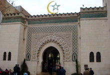 أعلنت ثلاث هيئات منضوية في المجلس الفرنسي للديانة الإسلامية، أمس الأربعاء، رفضها توقيع "شرعة مبادئ" لتنظيم شؤون المسلمين في فرنسا بصيغتها ا