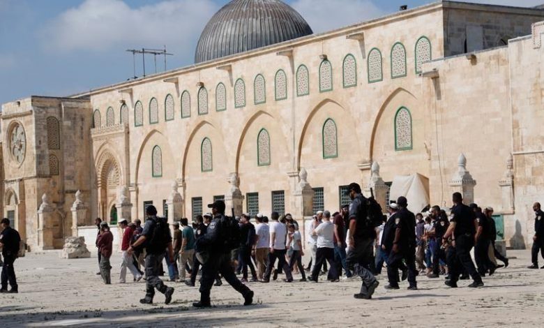 اقتحم عشرات المستوطنين الصهاينة، الأربعاء، المسجد الأقصى، بمدينة القدس، بمرافقة عناصر من شرطة الكيان.وقالت دائرة الأوقاف الإسلامية بالقدس،