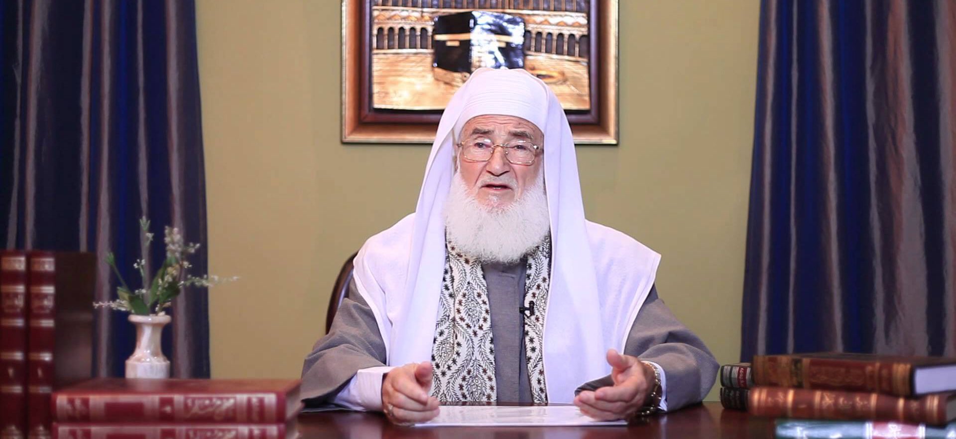 توفي، اليوم الجمعة، رئيس رابطة العلماء السوريين الشيخ محمد علي الصابوني، عن عمر ناهز 91 عاما.ونعى أقارب وتلاميذ العلامة السوري الراحل، عبر م