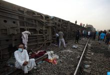 أعلنت وزارة الصحة المصرية، أمس الأحد، مقتل 11 شخصا وإصابة 98 آخرين في حصيلة جديدة لحادث خروج قطار عن القضبان شرقي الدلتا.وكان القطار يؤمن ر