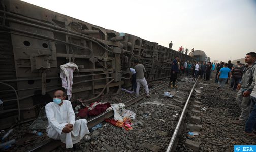 أعلنت وزارة الصحة المصرية، أمس الأحد، مقتل 11 شخصا وإصابة 98 آخرين في حصيلة جديدة لحادث خروج قطار عن القضبان شرقي الدلتا.وكان القطار يؤمن ر