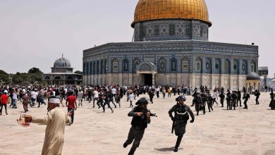 أصيب عدد من الفلسطينيين بجروح وحالات اختناق، الجمعة، بعد اقتحام قوات كبيرة من شرطة الاحتلال "الإسرائيلية" للمسجد الأقصى في مدينة القدس المحت