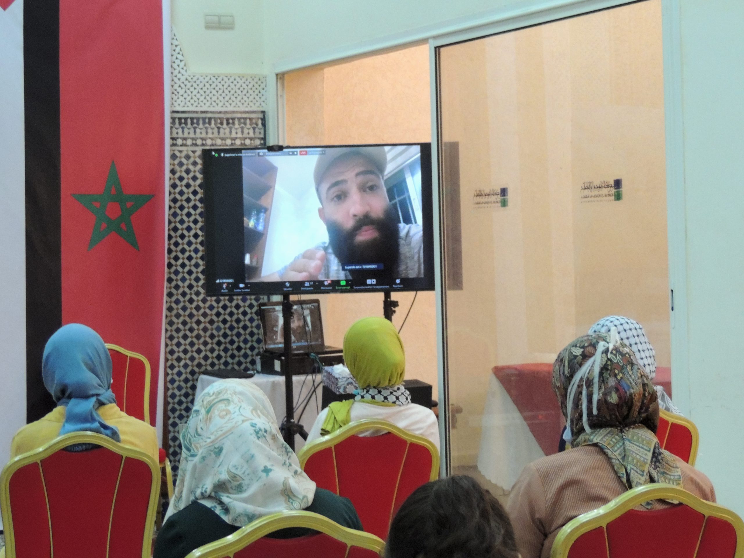 وسط اعتداءات العدو الصهيوني بالقرب من المسجد الأقصى، أكد الناشط الفلسطيني قتيبة عودة؛ الناطق الرسمي باسم حملة أنقذو سلوان؛ على أن أمانة المرابطة والدفاع عن المسجد الأقصى هي أمانة كبيرة لكن رغم ذلك سنبقى حاملين لها لأن هذا شعب الجبارين رغم كل ما يتعرض له.