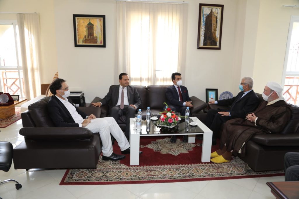 بحث سالم بن محمد المالك، المدير العام لمنظمة العالم الإسلامي للتربية والعلوم (إيسيسكو)، وأمال جلال، رئيس جامعة القرويين بفاس، سبل تطوير الت