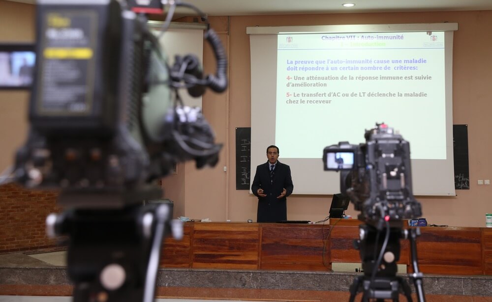 جرى أمس الثلاثاء بالرباط، تتويج المبادرات المتميزة للتعليم عن بعد خلال فترة الحجر الصحي، جراء جائحة “كوفيد-19”.وأوضحت وزارة التربية الوطنية