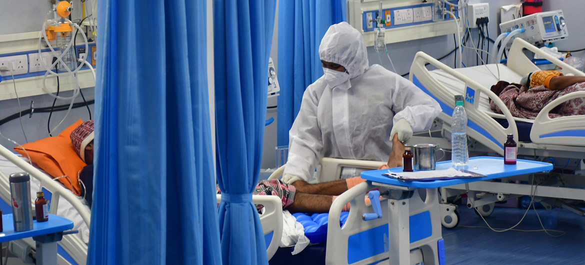 أكد مدير عام منظمة الصحة العالمية، الدكتور تيدروس أدهانوم جيبرييسوس، إن المخرج الوحيد من جائحة كوفيد-19 هو دعم البلدان في التوزيع العادل لمعدات الحماية الشخصية والاختبارات والعلاجات واللقاحات.