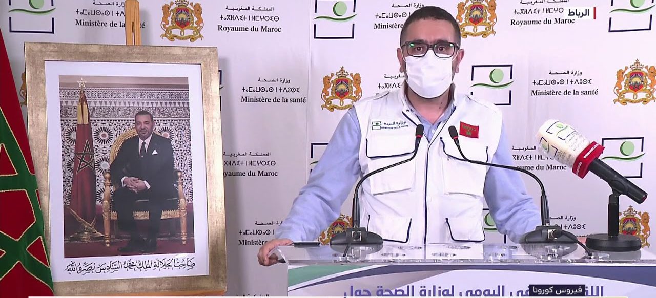  أعلنت وزارة الصحة، اليوم الثلاثاء، أن كافة مؤشرات تتبع الحالة الوبائية تؤكد دخول المغرب في مرحلة الانتشار الجماعاتي لجائحة “كوفيد-19″، منذ خمسة إلى ستة أسابيع، مع ترقب بلوغ المنحنى الوبائي ذروته في الأيام القليلة القادمة.