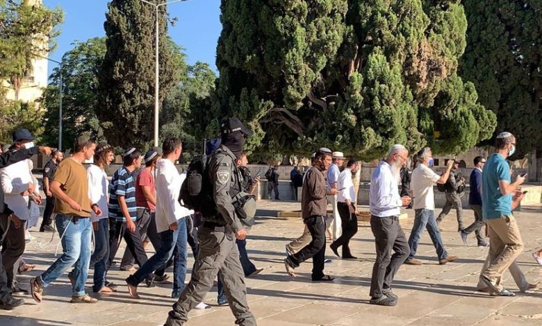اقتحم عشرات المستوطنين الصهاينة، اليوم الاثنين، باحات المسجد الأقصى بحراسة شرطة الاحتلال الصهيونية. وأفادت "مؤسسة القدس الدولية"، عبر صفحتها على "فيسبوك"