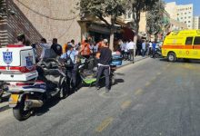 أصيب مساء اليوم الإثنين ثلاثة مستوطنين من الكيان الصهيوني في عملية طعن نفذها شاب فلسطيني في مدينة القدس المحتلة. وأطلق جنود الاحتلال الصهي