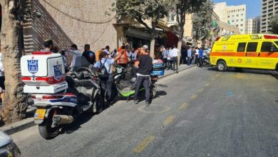 أصيب مساء اليوم الإثنين ثلاثة مستوطنين من الكيان الصهيوني في عملية طعن نفذها شاب فلسطيني في مدينة القدس المحتلة. وأطلق جنود الاحتلال الصهي