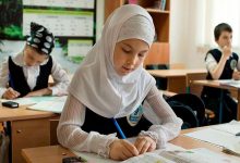 أصدرت أوزبكستان، أمس الأربعاء، قرارا جديدا يتعلق بارتداء الفتيات للحجاب في المدارس. وجاء ذلك وفق ما أعلن وزير التعليم الأوزبكي، شيرزود شيرم