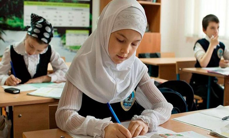 أصدرت أوزبكستان، أمس الأربعاء، قرارا جديدا يتعلق بارتداء الفتيات للحجاب في المدارس. وجاء ذلك وفق ما أعلن وزير التعليم الأوزبكي، شيرزود شيرم