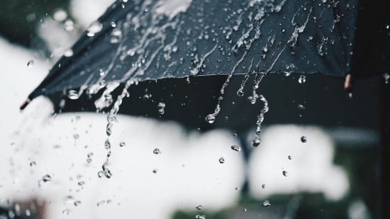 أفادت المديرية العامة للأرصاد الجوية بأنه من المرتقب أن تهم زخات مطرية رعدية قوية غدا السبت، وطقس حار (بين 35 و42 درجة) بعد غد الأحد عددا من أقاليم المملكة.