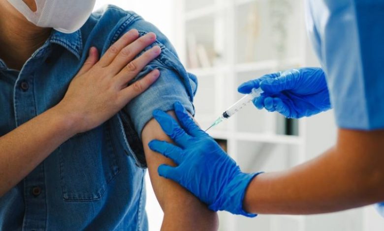  أعلنت وزارة الصحة، أمس الجمعة، أنه سيتم الشروع في التطعيم بالجرعة الثالثة من اللقاح المضاد لفيروس كوفيد- 19، في إطار الحملة الوطنية للتلقيح