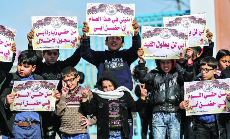 شارك العشرات من الأطفال الفلسطينيين، اليوم الإثنين، في مسيرة، تضامنا مع الأسرى المضربين عن الطعام، داخل السجون (الإسرائيلية). ورفع المشارك
