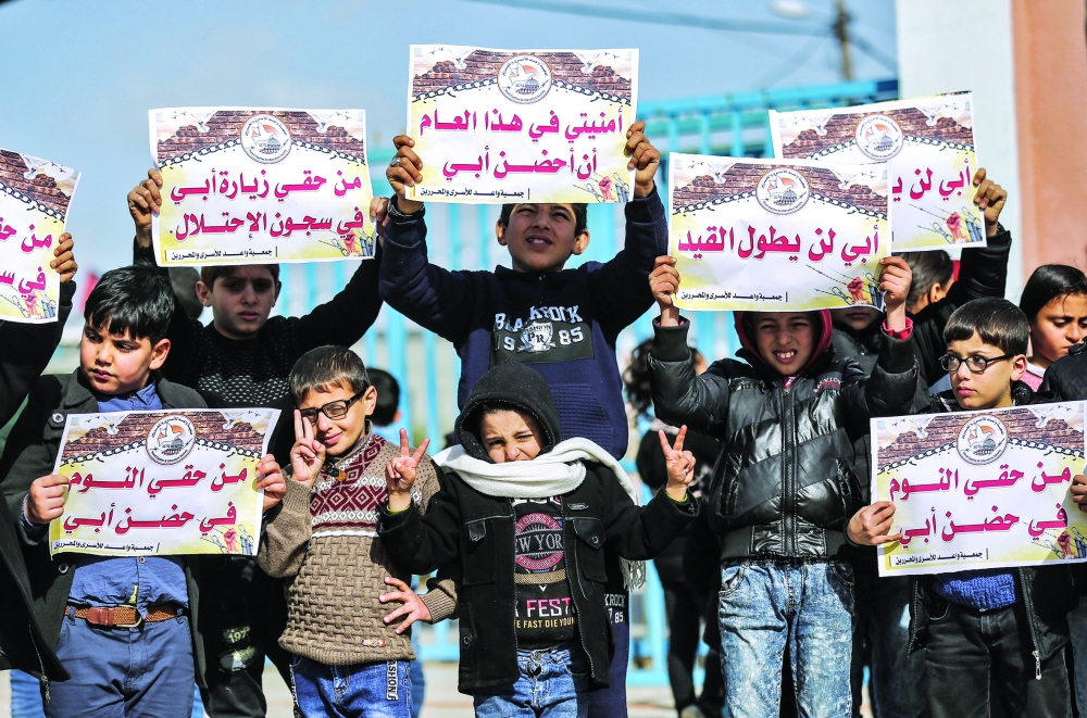 شارك العشرات من الأطفال الفلسطينيين، اليوم الإثنين، في مسيرة، تضامنا مع الأسرى المضربين عن الطعام، داخل السجون (الإسرائيلية). ورفع المشارك