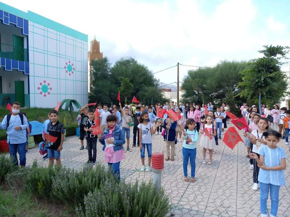 انطلقت صباح اليوم الجمعة فاتح أكتوبر 2021 الدراسة بمختلف المؤسسات التعليمية التابعة للمديريات الإقليمية بالمغرب.وتنفيذا لمقرر تنظيم السنة ا