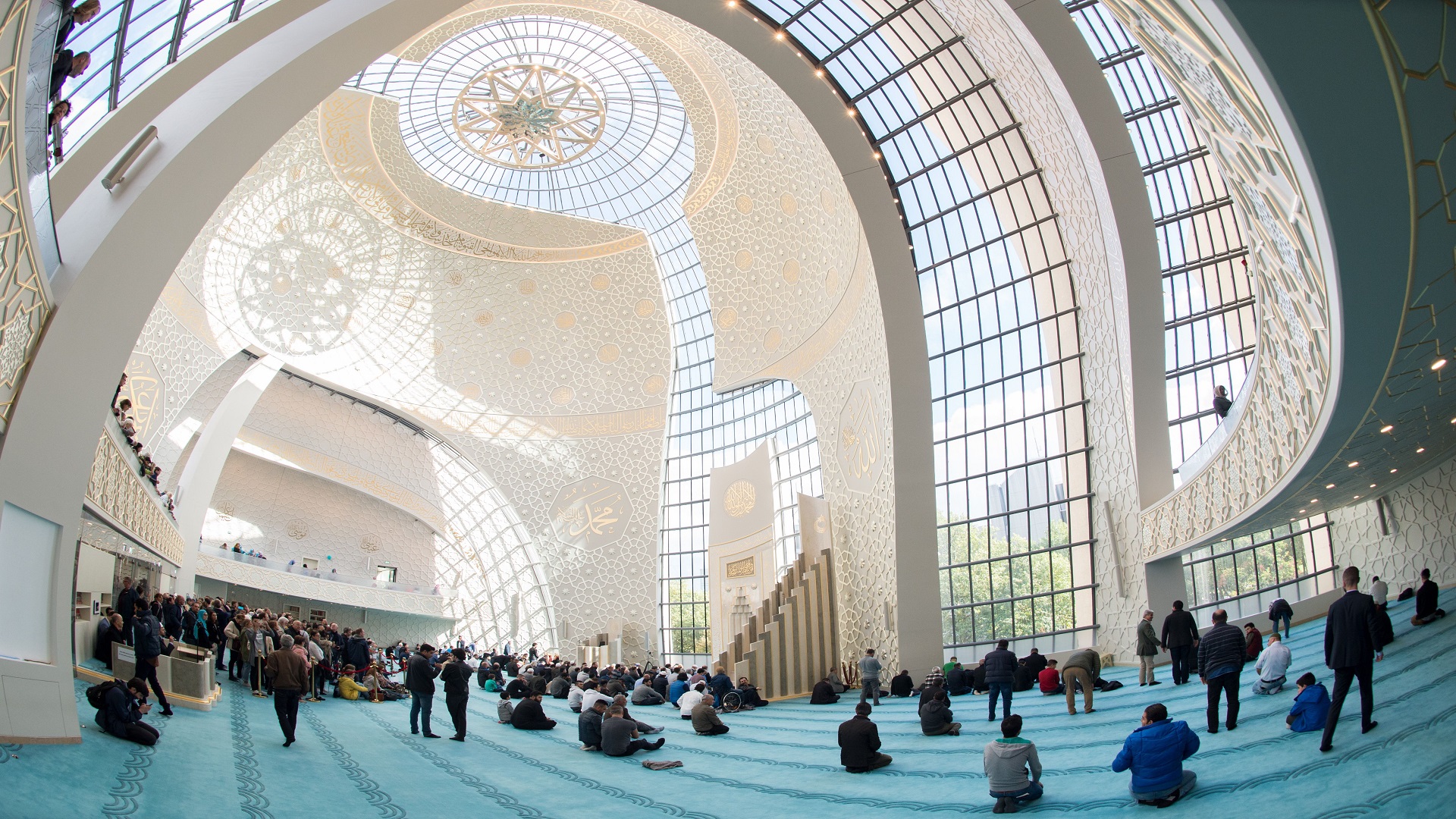 سمحت السلطات الألمانية، برفع الأذان عبر مكبرات الصوت لصلاة الجمعة في مدينة كولونيا التي تضم جالية تركية وإسلامية كبيرة، بولاية "شمال الراي