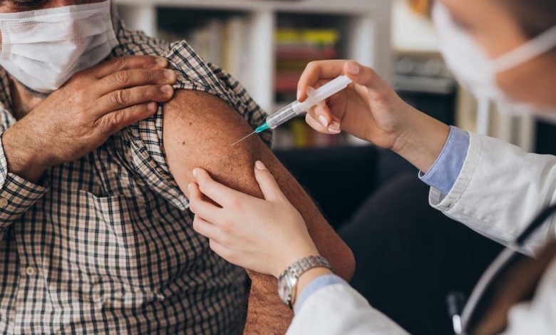 أعلنت وزارة الصحة، اليوم الجمعة، أن 156 ألف و856 تلقوا الجرعة الثالثة من اللقاح المضاد ل(كوفيد-19) بعد مرور حمسة أيام فقط من إطلاق عمليتها. ووصل عدد الملقحين بالكامل