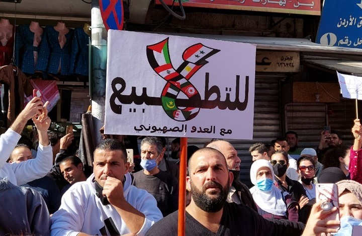 خرج آلاف الأردنيين، الجمعة، في مسيرة رافضة لمشروع الطاقة والتطبيع مع الاحتلال (الإسرائيلي)، مقابل الماء للأردن، بمشاركة إماراتية ورعاية أم