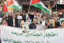 شارك عشرات الفلسطينيين، أمس الخميس، في وقفة، نُظمت وسط مدينة رام الله (وسط)، تطالب الكيان الصهيوني بتسليم جثامين عشرات الشهداء المحتجزة لديها.