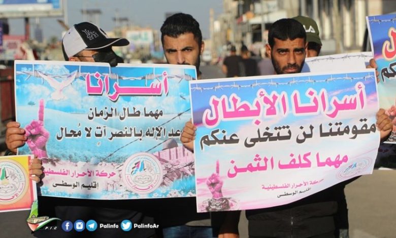 يواصل خمسة أسرى فلسطينيين إضرابهم المفتوح عن الطعام في سجون الاحتلال (الإسرائيلي)؛ رفضا لاعتقالهم الإداري، أقدمهم الأسير كايد الفسفوس، المضرب منذ 121 يومًا.