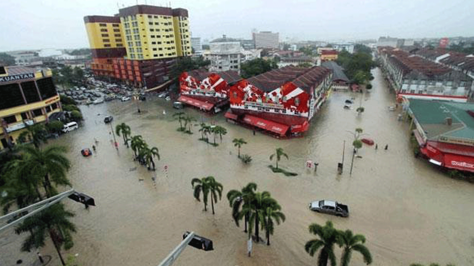  ارتفع أمس الثلاثاء عدد ضحايا أسوأ فيضانات تشهدها ماليزيا منذ سنوات إلى 14 قتيلا وأكثر من سبعين ألف نازح فيما وزّع الجيش الطعام بالقوارب على الأشخاص الذين ما زالوا محاصرين في منازلهم.