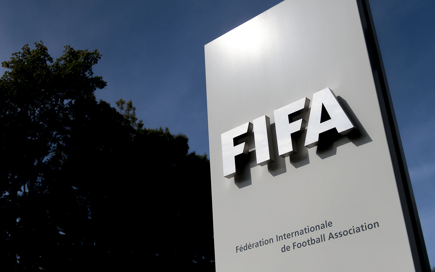 يوافق اليوم الاحتفال باليوم العالمي للغة العربية، وختام منافسات كأس العرب FIFA قطر 2021™ التي تقام للمرة الأولى تحت مظلة الاتحاد الدولي لكرة القدم (الفيفا). وتقديراً لأهمية اللغة العربية، التي يتحدث بها أكثر من 450 مليون شخص في أكثر من 20 دولة ناطقة باللغة العربية، إضافة إلى ملايين العرب في أنحاء العالم، سيقدم رئيس الاتحاد الدولي لكرة القدم (الفيفا) اقتراحاً بأن تصبح اللغة العربية لغة رسمية في (الفيفا).