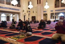 أعلنت وزارة الشؤون الدينية التونسية، الأربعاء، استئناف صلاة الجمعة بعد تعليقها منذ 14 يناير الماضي، للوقاية من فيروس كورونا.وأفادت الوزارة،