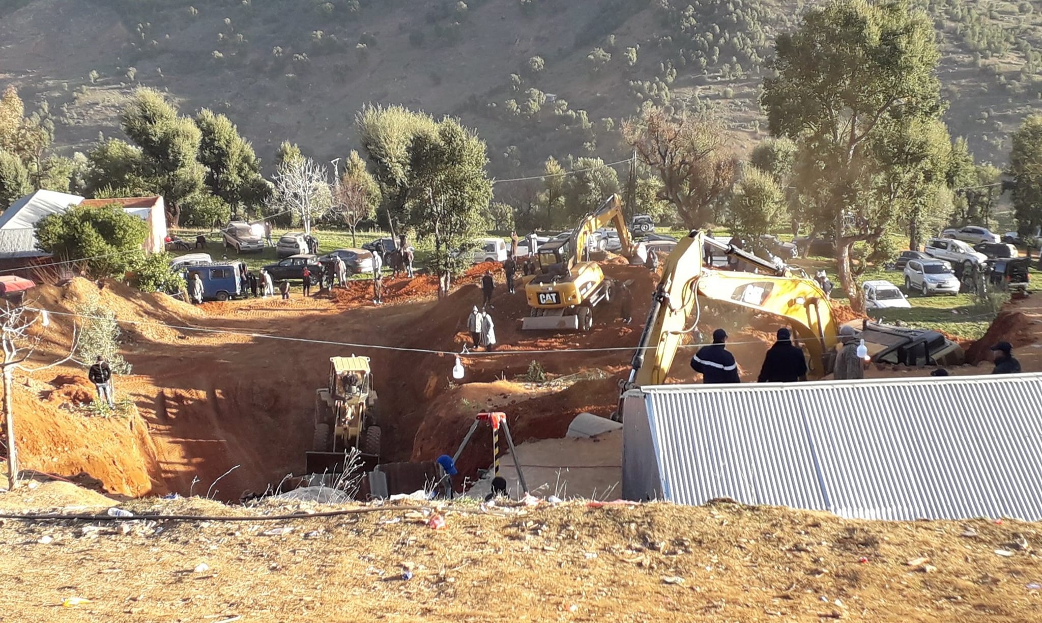 تتواصل، على قدم وساق، جهود إنقاذ الطفل ريان، 5 سنوات، الذي سقط في ثقب مائي بقرية إغران بالجماعة الترابية تمروت، الواقعة بإقليم شفشاون. وأفا