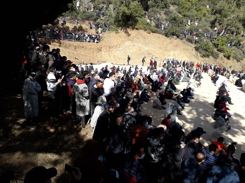 شيع المئات من المواطنين ظهر اليوم الإثنين 7 فبراير 2022 في جنازة مهيبة جثمان الشهيد الطفل ريان بقرية الزاوية بإقليم شفشاون بحضور عدد من الم