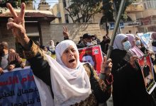شارك العشرات من الفلسطينيين، اليوم الإثنين، في وقفة، أمام مقر اللجنة الدولية للصليب الأحمر بمدينة غزة، تضامنا مع الأسرى المرضى، داخل سجون