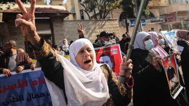 شارك العشرات من الفلسطينيين، اليوم الإثنين، في وقفة، أمام مقر اللجنة الدولية للصليب الأحمر بمدينة غزة، تضامنا مع الأسرى المرضى، داخل سجون