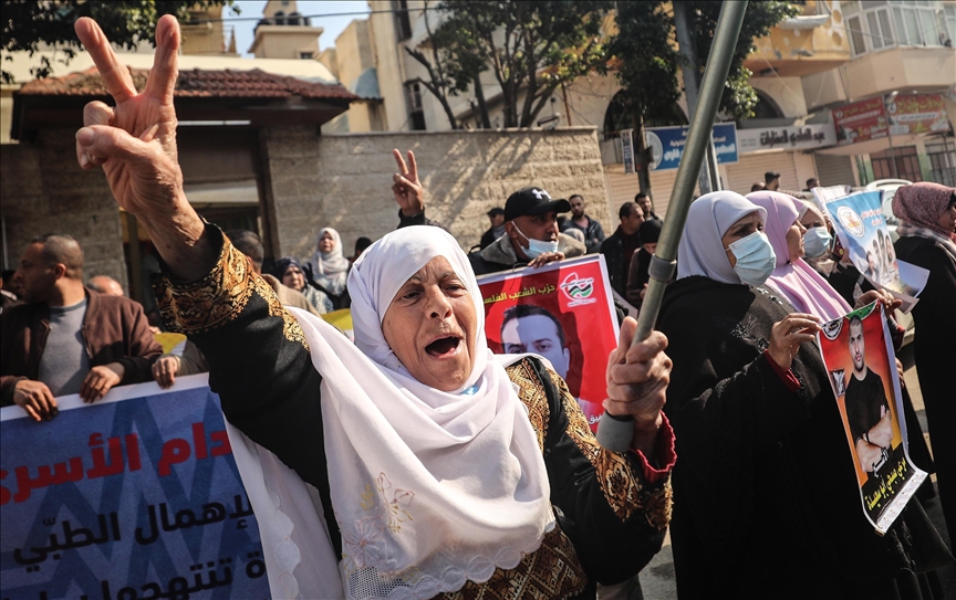 شارك العشرات من الفلسطينيين، اليوم الإثنين، في وقفة، أمام مقر اللجنة الدولية للصليب الأحمر بمدينة غزة، تضامنا مع الأسرى المرضى، داخل سجون