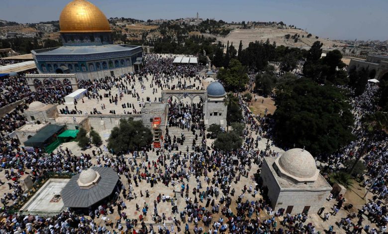 أحيا عشرات آلاف الفلسطينيين، اليوم الإثنين، ذكرى الإسراء والمعراج، بالمسجد الأقصى في القدس المحتلة. وتوافد فلسطينيون من القدس، والضفة الغر