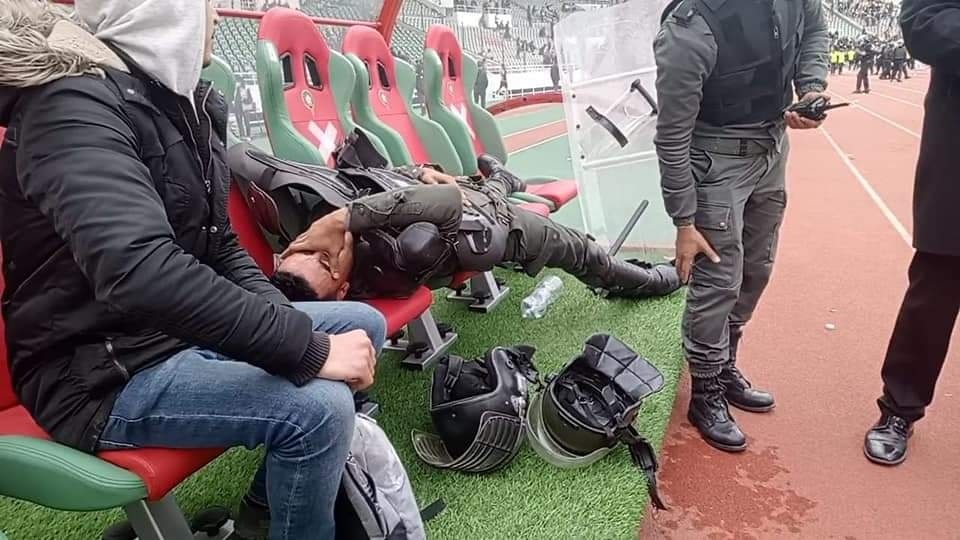 اندلعت أعمال شغب في أعقاب مباراة كرة القدم التي جمعت، اليوم الأحد على أرضية المجمع الرياضي مولاي عبد الله بالرباط، فريقي الجيش الملكي والمغر