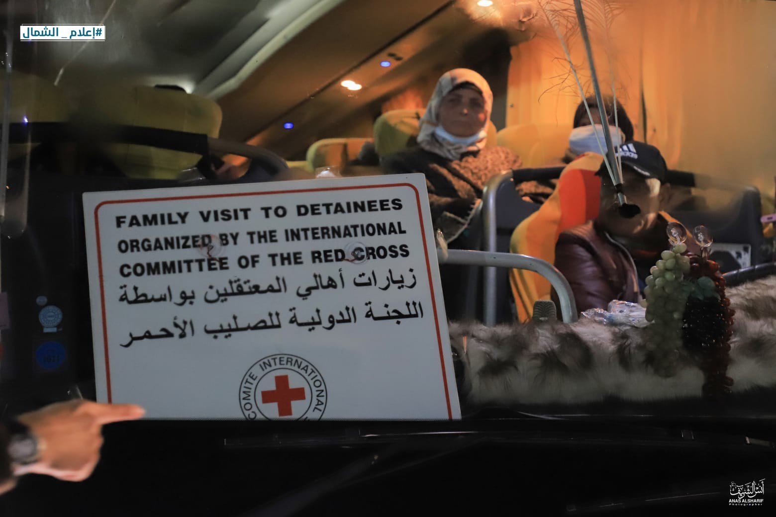 منذ ساعات الفجر الأولى، تمكن الأسرى الفلسطينيون في السجون الصهيونية من رؤية أهاليهم الذين قاموا بزيارتهم بعد انقطاع دام لأكثر من عامين.واستط