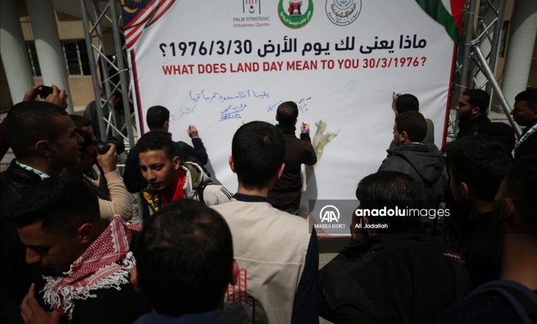 شارك شبان فلسطينيون في قطاع غزة، الثلاثاء، في وقفة، إحياءً للذكرى الـ46 لـ"يوم الأرض"، الذي يوافق 30 مارس من كل عام.ونظّمت مؤسسة "أحباء غزة-