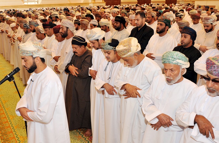 أعلنت سلطنة عمان، الثلاثاء، السماح بعودة مشروطة لصلاة التراويح في شهر رمضان الذي يحل أوائل أبريل المقبل، واستمرار حظر موائد الإفطار للعام ال