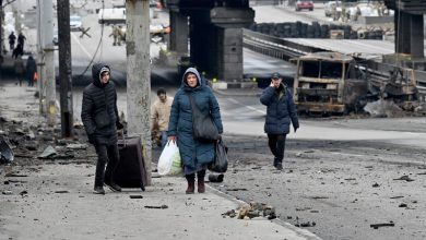 أعلنت روسيا وقفا لإطلاق النار اليوم السبت للسماح بإجلاء المدنيين من مدينتين في شرق أوكرانيا، وذلك بعد مشاورات بين ممثلين عن كييف وموسكو.ونقلت