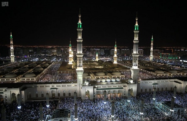 استقبل مسجد رسول الإسلام محمد عليه الصلاة والسلام، وروضته في المدينة المنورة غربي السعودية، أكثر من 15 مليون مصل وزائر، منذ بداية شهر رمضان