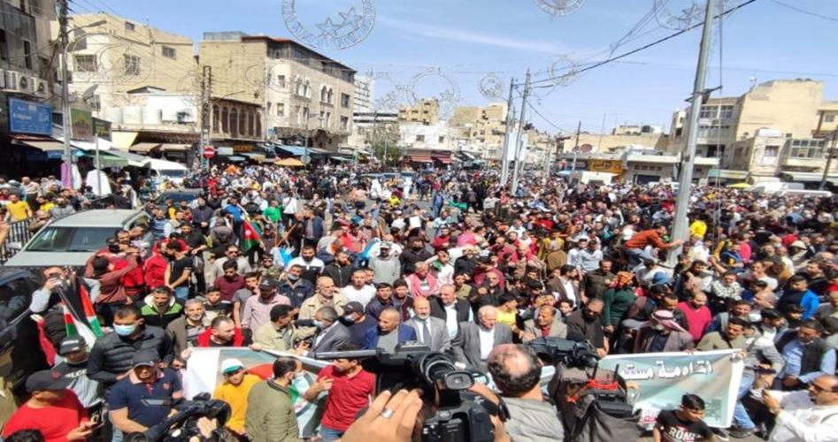 دعا آلاف الآردنيين إلى دعم المقاومة الفلسطينية، ورفض التطبيع مع كيان الاحتلال، وحماية الأردن من أي مشاريع صهيونية تستهدفه. جاء ذلك في مسيرة